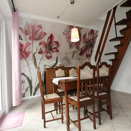 Toms Hutte Mit Terrasse In Dornum